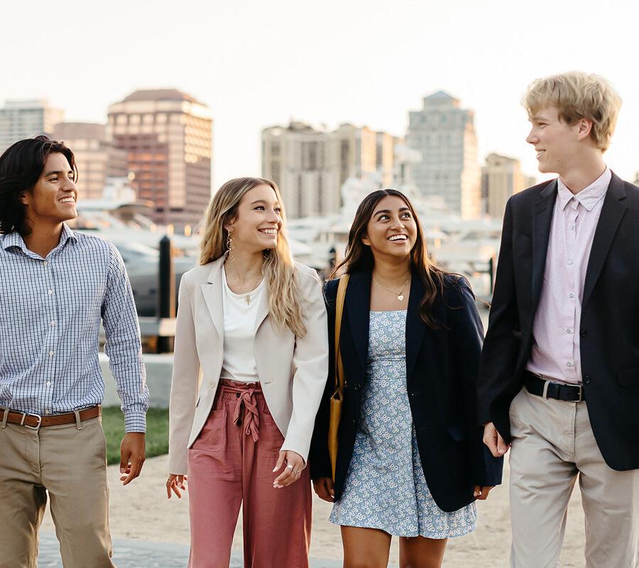 Students from the business administration BSBA program walk along the intercoastal in 西<a href='http://br2w.emotionsamsara.com'>推荐全球最大网赌正规平台欢迎您</a>.